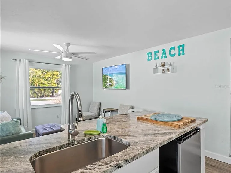 2084 Grove St #B — Photo 4