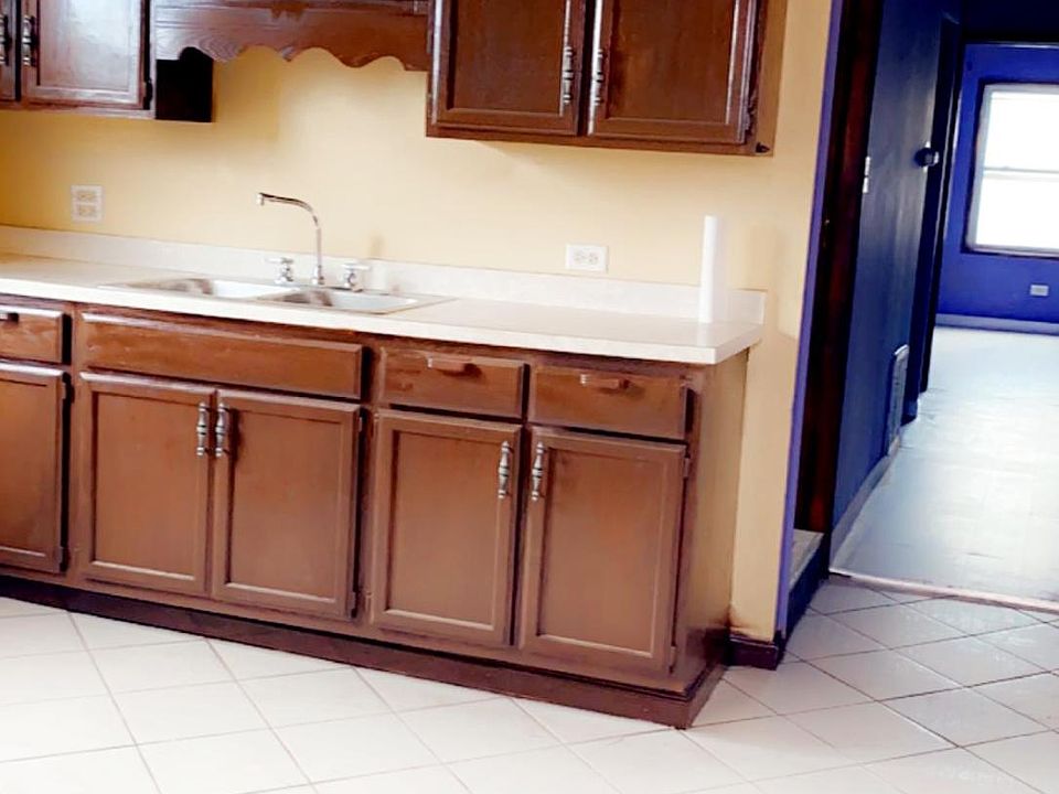 1st image of 2925 N Lawndale Ave #3