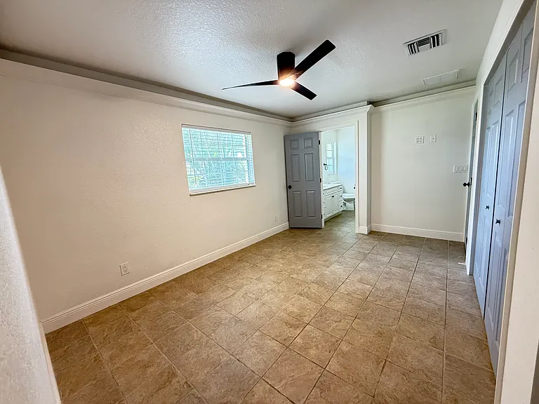 2712 SW 2nd Ave — Photo 18