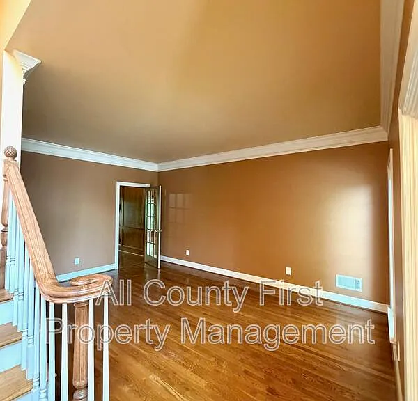 2438 Kings Arms Dr NE — Photo 4