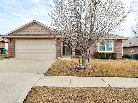 3rd image of 1004 Cimarron Creek Dr