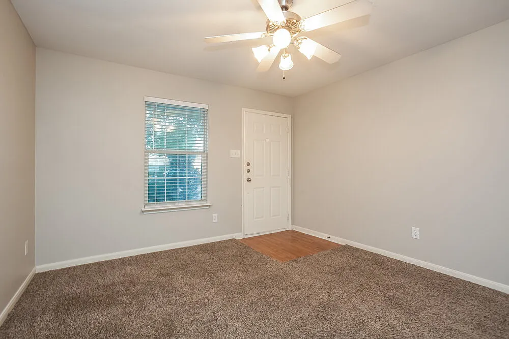 3 bed, 2.5 bath, 1334 sqft, $1,615 — Photo 4
