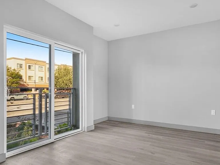 7040 Woodman Ave #107 — Photo 8