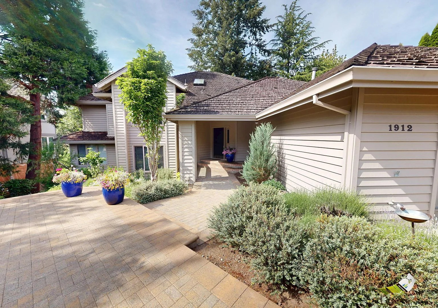 Desirable West Linn 9 Month Lease Only, Two En-Suites, High Vaulted Ceilings, Backs To Greenspace... — Photo 2