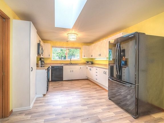 4th image of 10918 Glenwood Dr SW