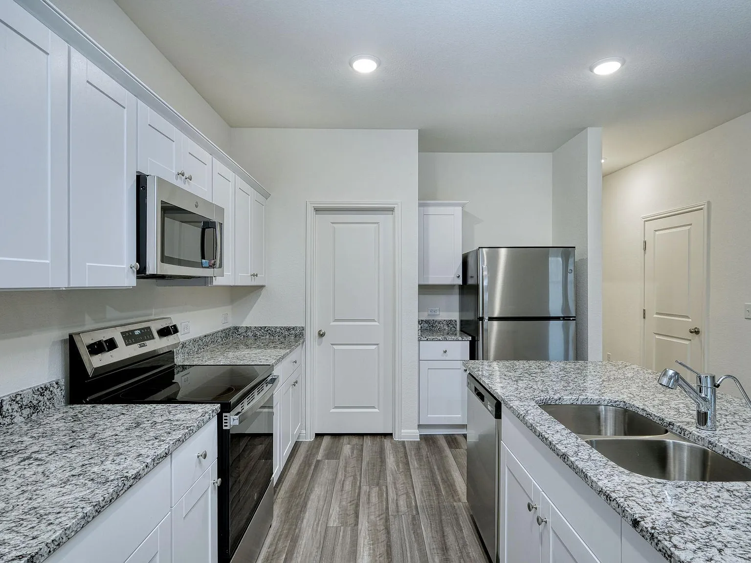 4 bed, 2.5 bath, 2338 sqft, $2,150 — Photo 4