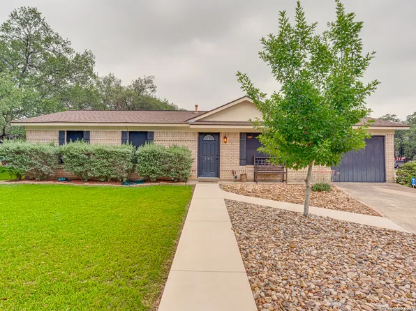 101 Howard Wallace, Devine, TX 78016