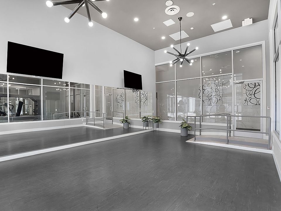 1st image of 424 15th St APT 506