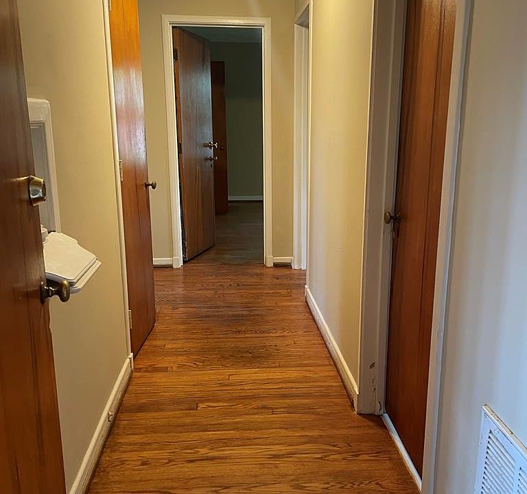 2nd image of 406 E Park Ave
