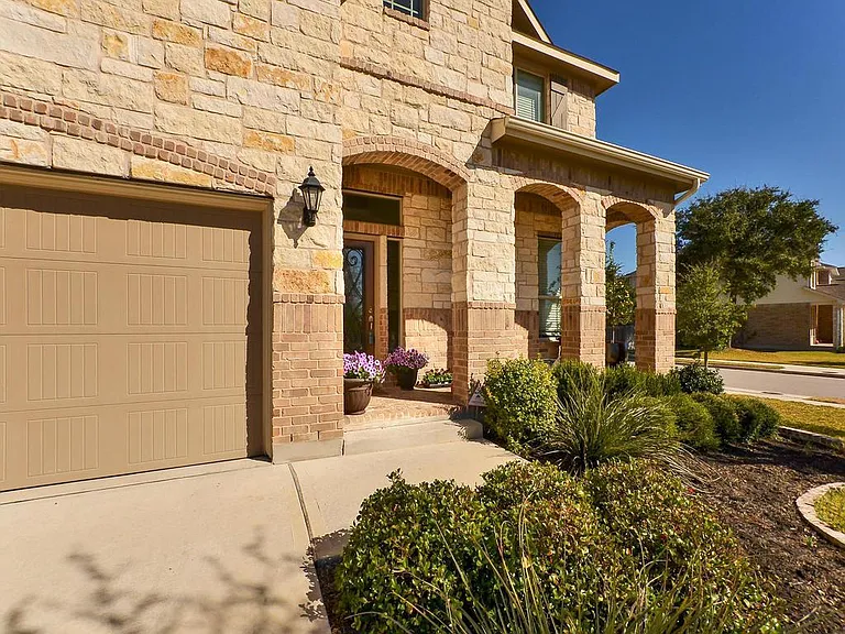 701 Rolling Brook Ln — Photo 4