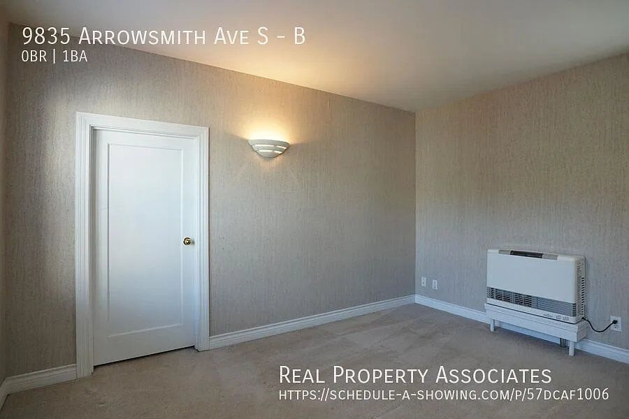 Spacious Duplex Studio with a One Car Garage and a Walk-In Closet — Photo 4