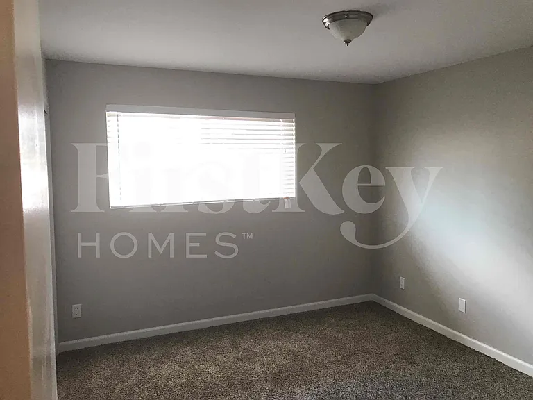 4809 W Laurel Ln — Photo 11