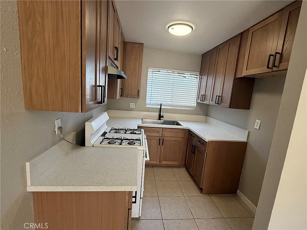 4 bed, 2.0 bath, 1600 sqft, $2,800 — Photo 4