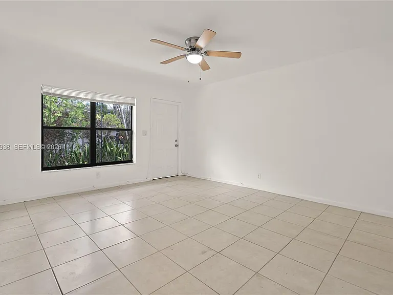 501 SW 9th St #1-2 — Photo 11