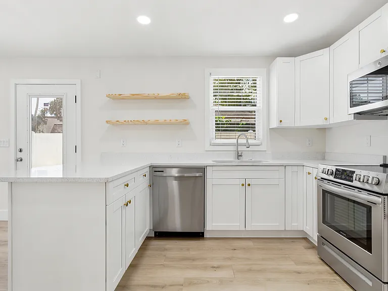 701 W Plaza Pl #C — Photo 9