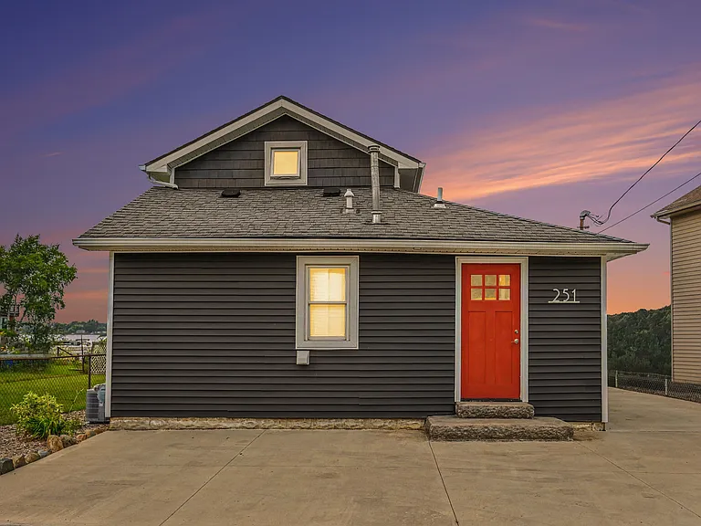 251 Edgewood Dr — Photo 1