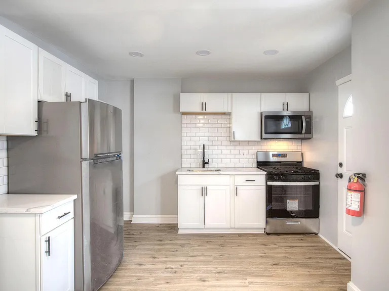 1327 Jackson St — Photo 3