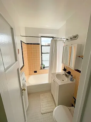 Rented by Realty 2000 Corp | media 8