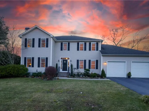 39 Bluebird Ln, Cranston, RI 02921