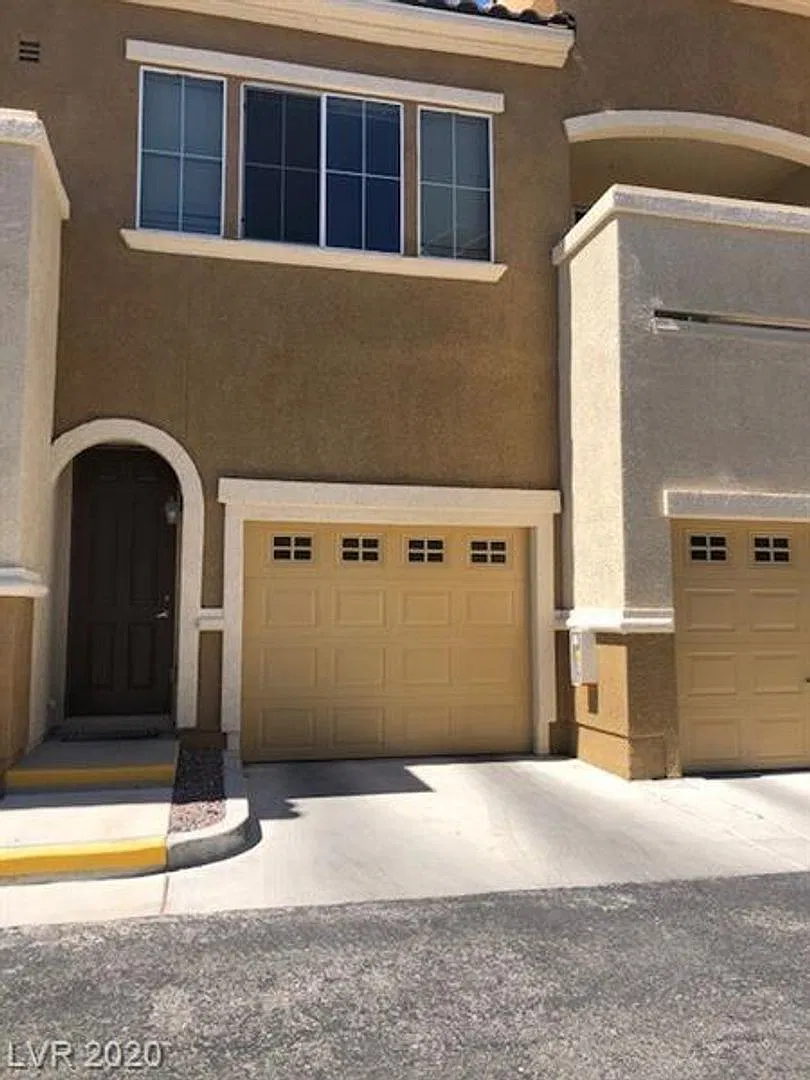 Southwest Condo with Garage — Photo 1