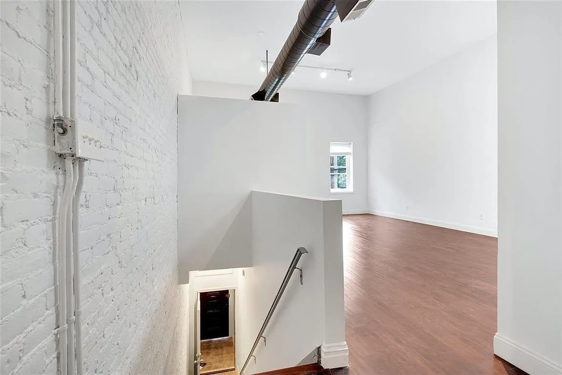 3 bed, 2.0 bath, 1300 sqft, $5,100 — Photo 2