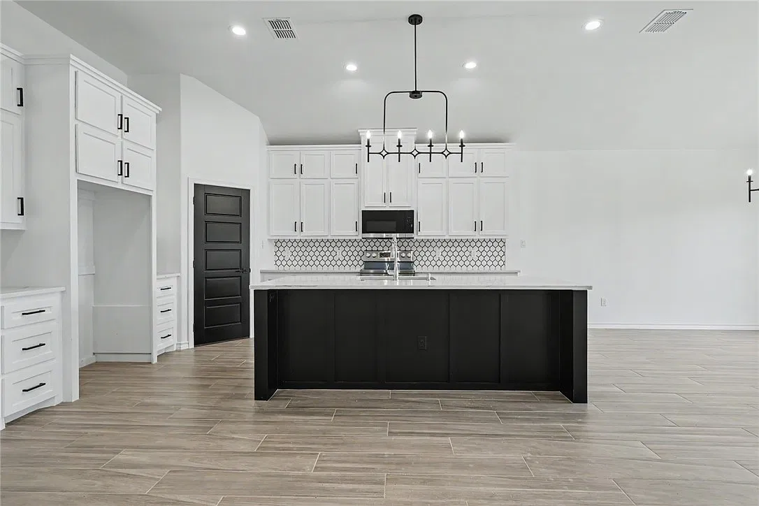 4 bed, 3.0 bath, 2150 sqft, $2,600 — Photo 4