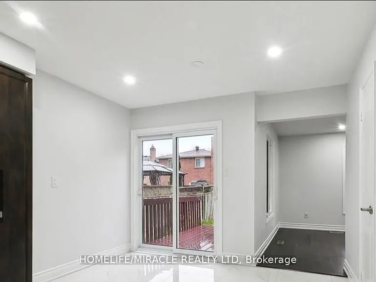 204 Delaney Dr #UPPER — Photo 12