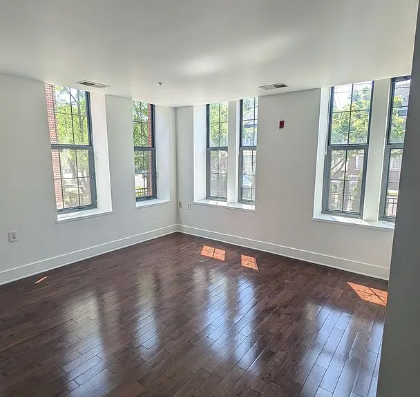 720 Monmouth St — Photo 12