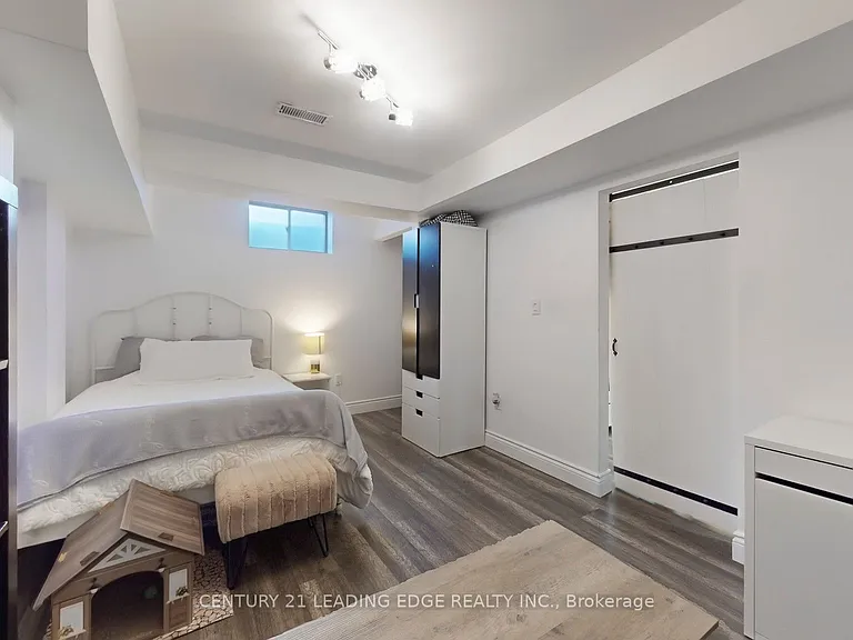 1574 Edgecroft Dr — Photo 32