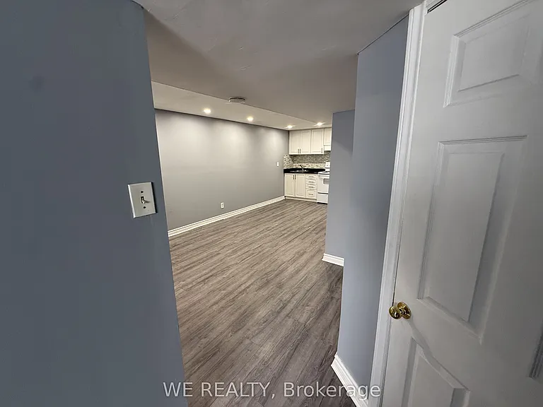 501 Lancelot Cres #LOWER — Photo 13