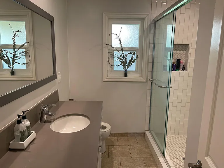 10712 Woodbridge bathroom