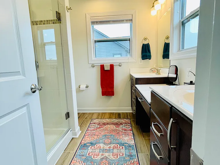 Primary en-suite bathroom