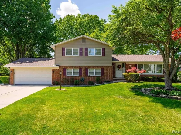 36521 Gloucester Dr, Clinton Township, MI 48035