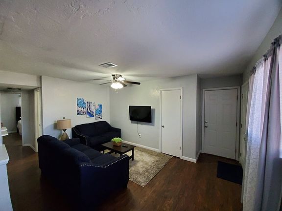 4th image of 416 NW Mission Blvd