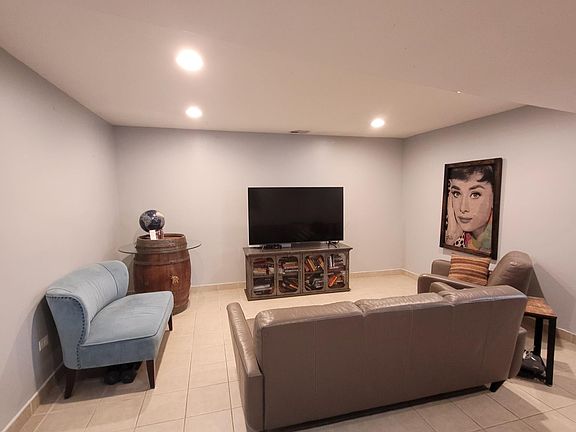 2nd image of 4127 N Ashland Ave #G