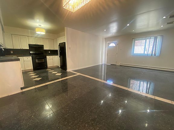 3rd image of 433 W Hudson St Floor 1