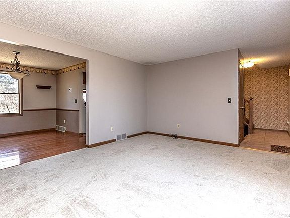 4th image of 35 Deepwood Ct
