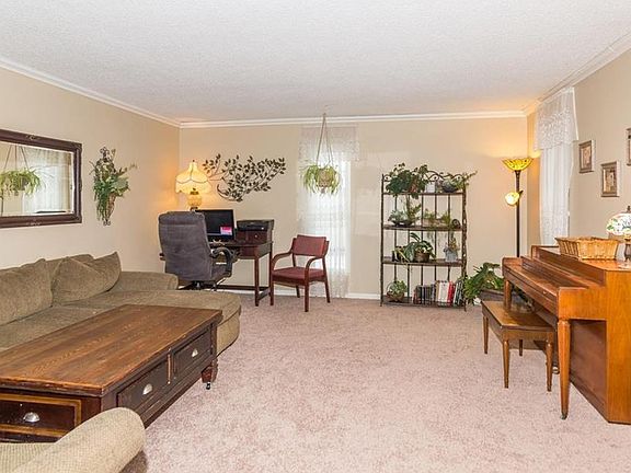 3rd image of 8323 Picadilly Ln