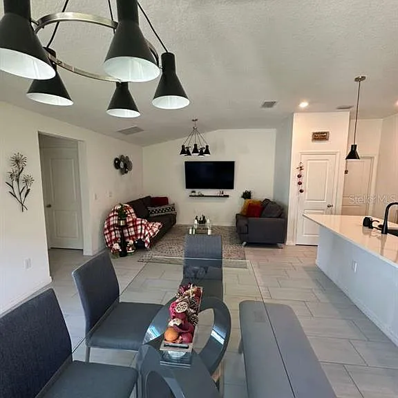 1027 Papaya Cir — Photo 5