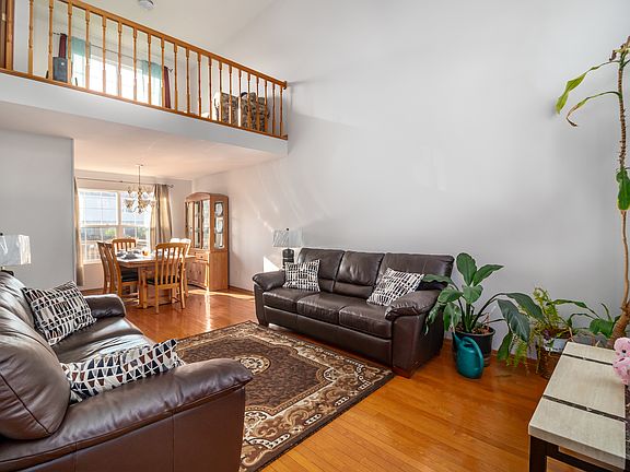 5th image of 901 Edgerton Dr