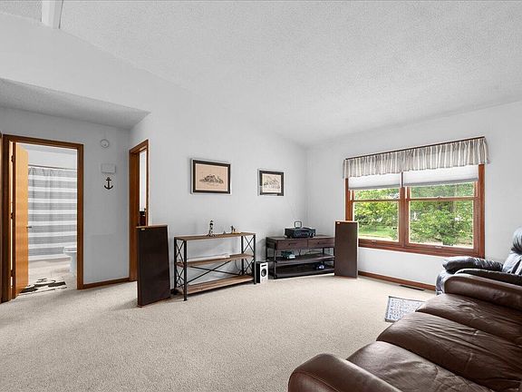 5th image of 163 W 34th St