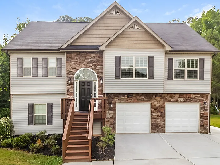 207 Depot Ln — Photo 1
