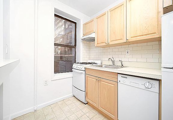 5th image of 313 E 95th St APT 7