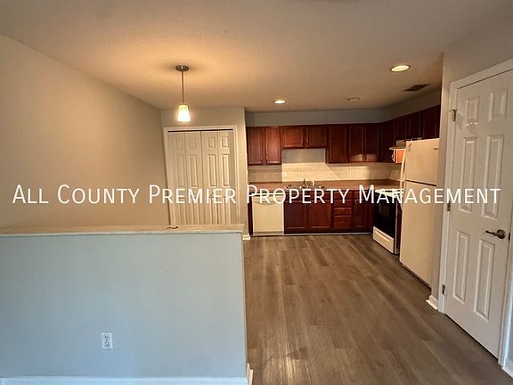 5th image of 2911 SE 52nd Ave #1