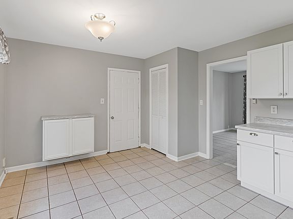 5th image of 302 Healy Ave