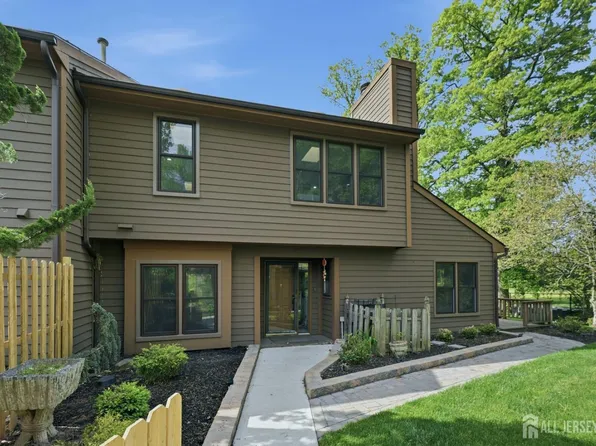208 Hidden Hollow Ct, Edison, NJ 08820