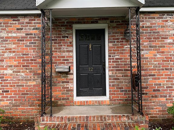 12 Madison Lane S features a quiet, private street directly across from the 5th hole of James River Country Club. Conveniently located within walking access to a private neighborhood beach access on the beautiful James River.