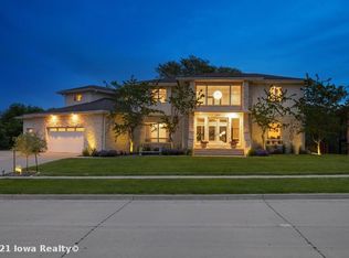 6609 Scenic Ridge Ct, Johnston, IA 50131