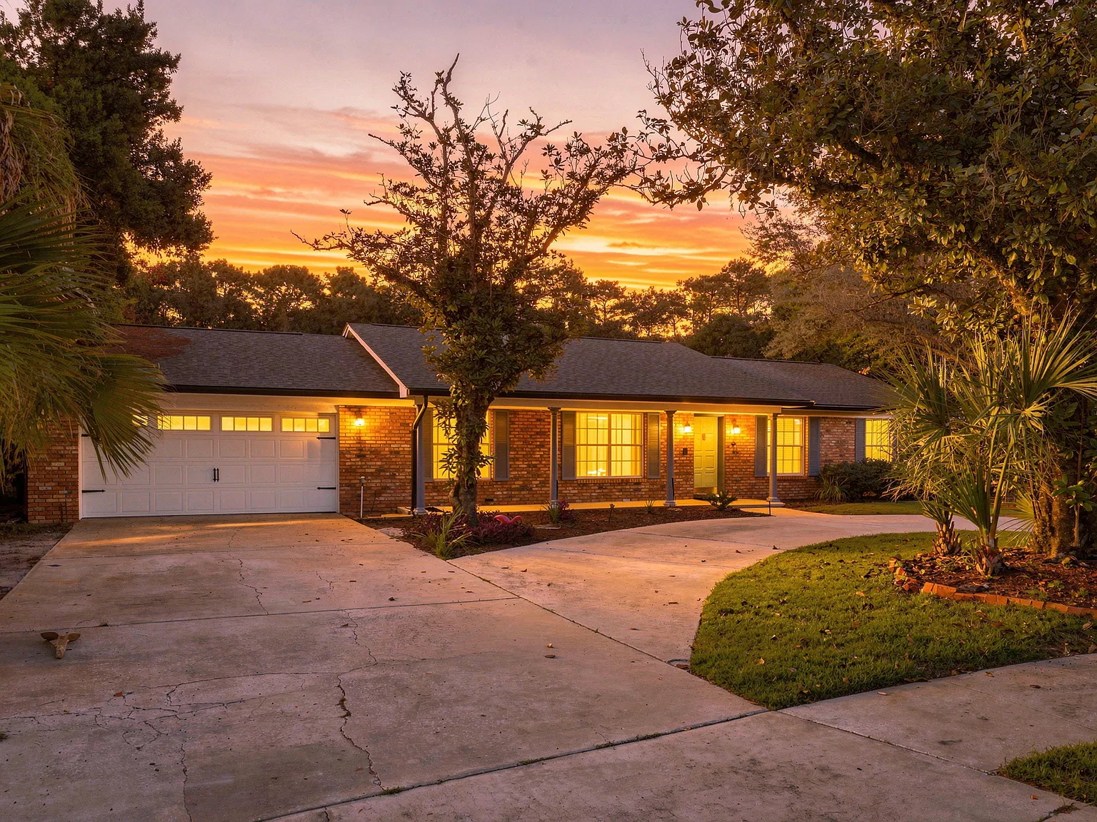 Beautiful 4 Bedroom 2 Bathroom with POOL — Photo 2