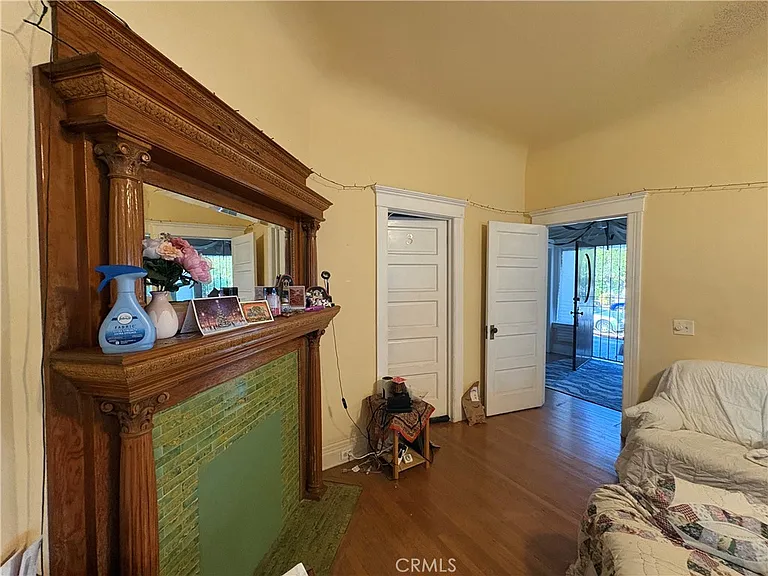 2713 S La Salle Ave — Photo 5